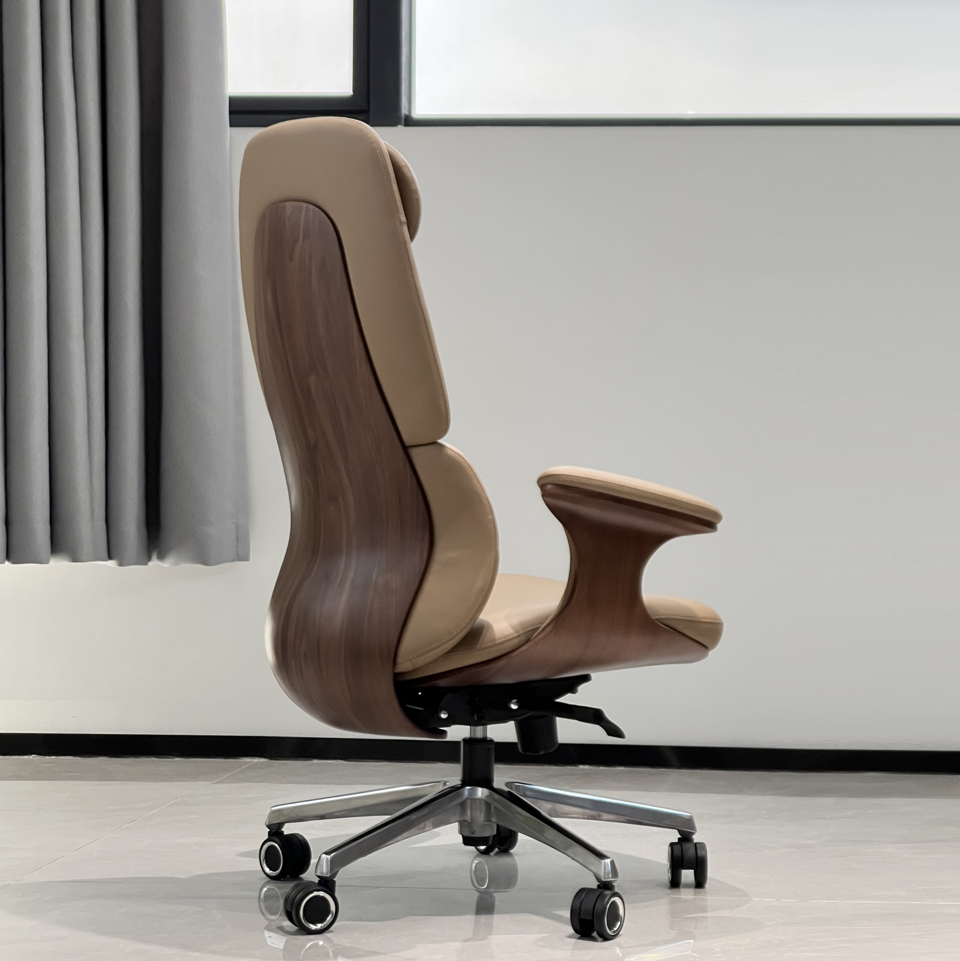 Luxury Ivory Leather Executive Office Chair Patented Design Ergonomic Cashew Shape Chair OEM Available for Middle East Market