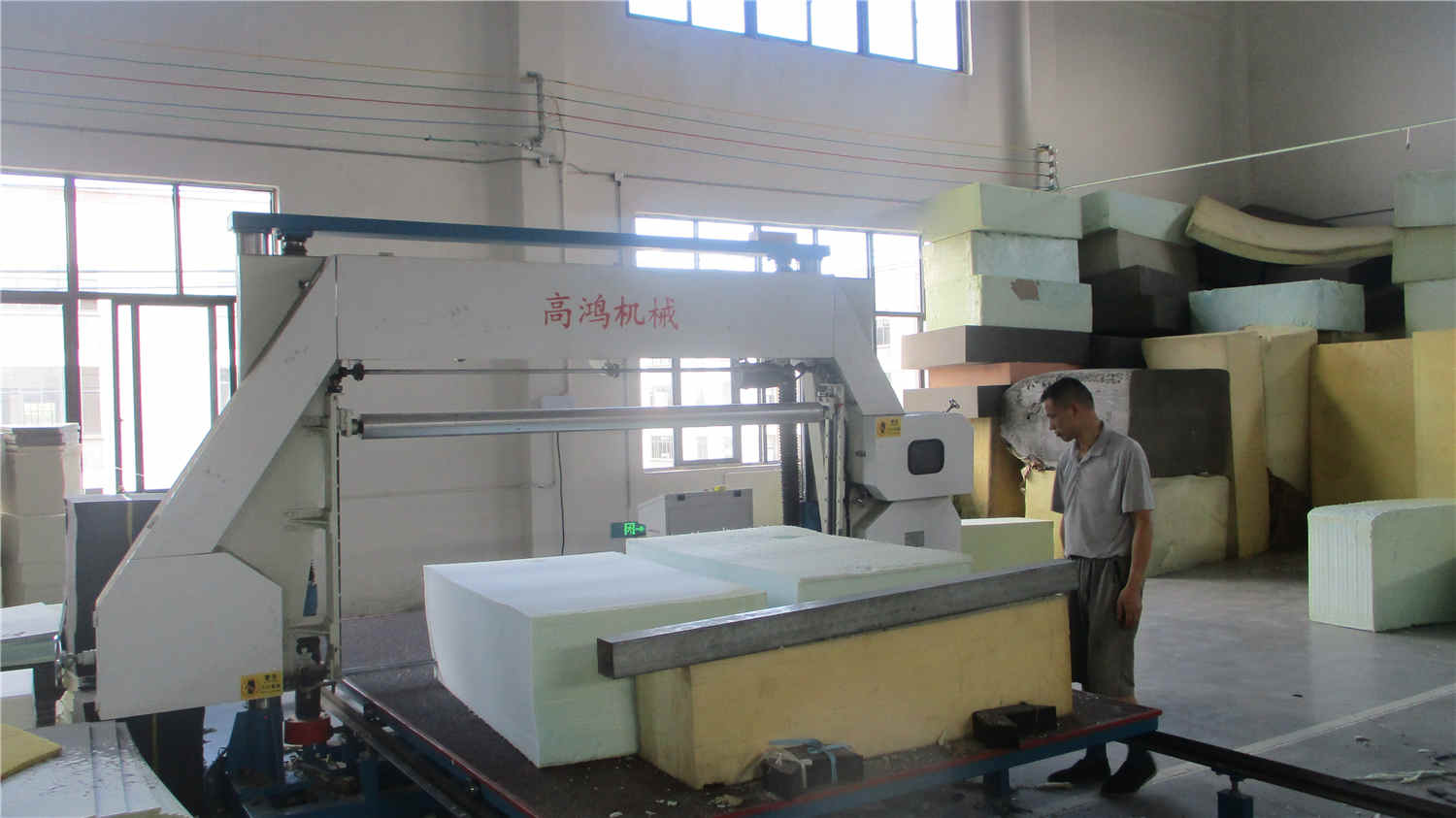 Sponge foam cutting machine for ergonomic seat pad production