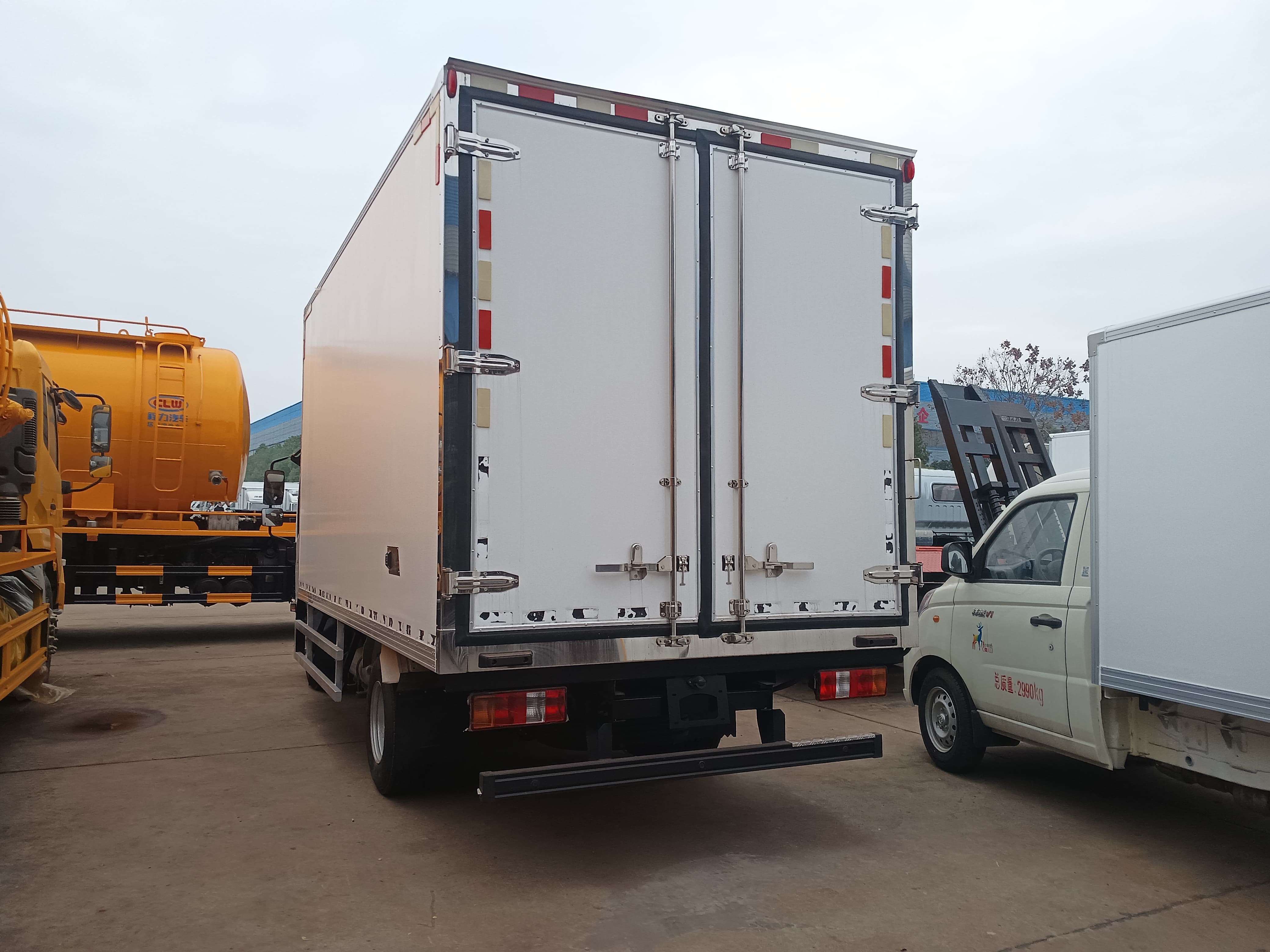 Isuzu Temperature Controlled Refrigerated Van for Medical and Vaccine Logistics
