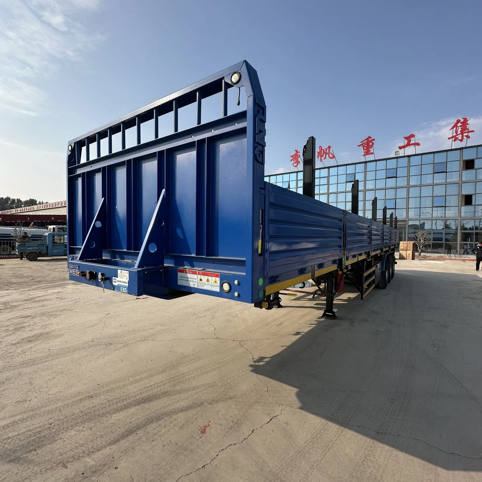 Versatile Flatbed Trailer with Detachable Panels for Container and Timber Transport