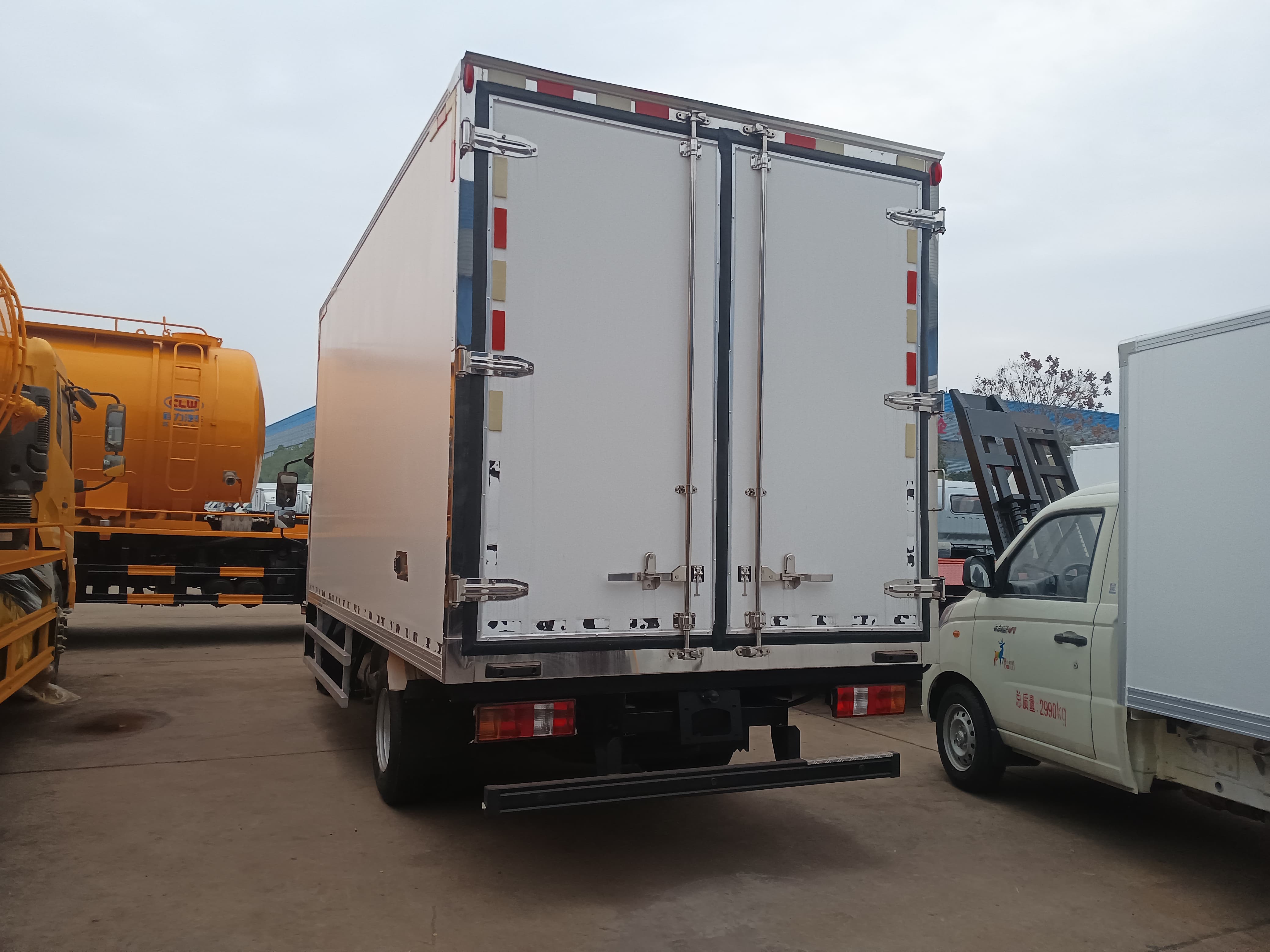 Isuzu Temperature Controlled Refrigerated Van for Medical and Vaccine Logistics