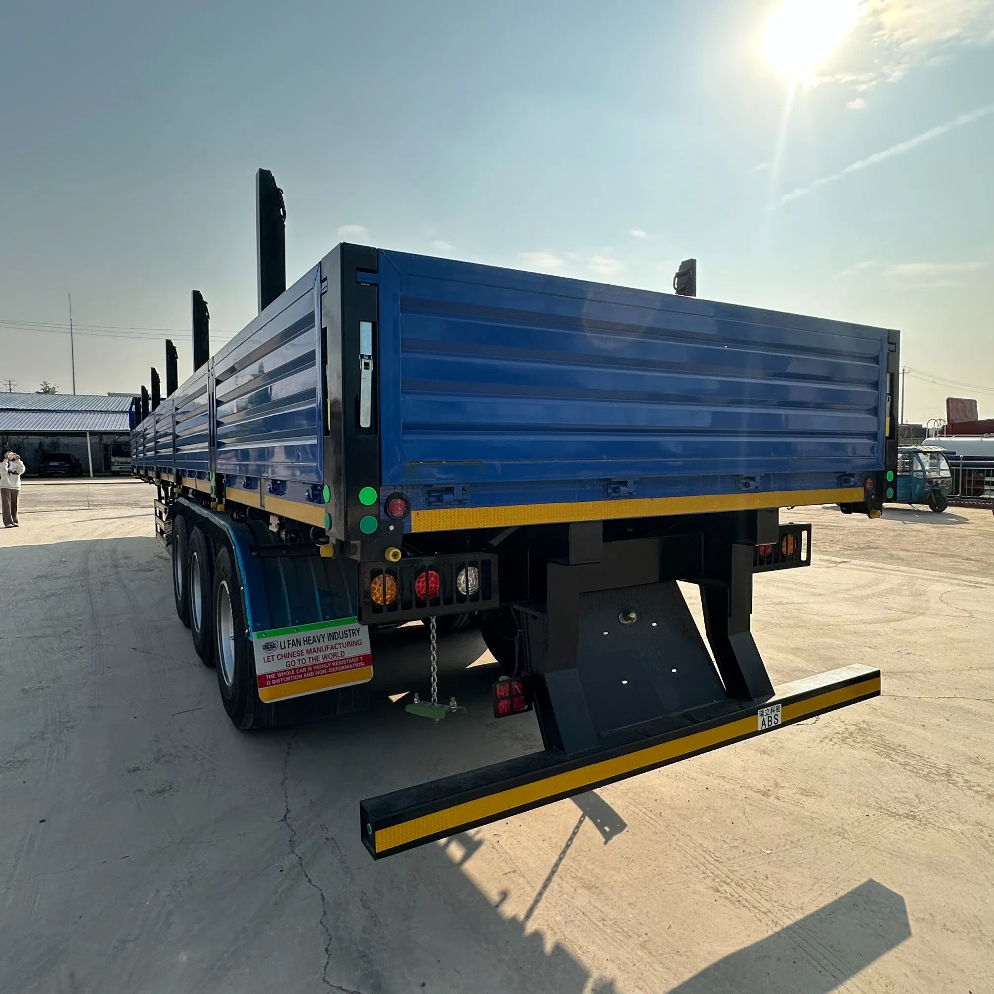 Versatile Flatbed Trailer with Detachable Panels for Container and Timber Transport