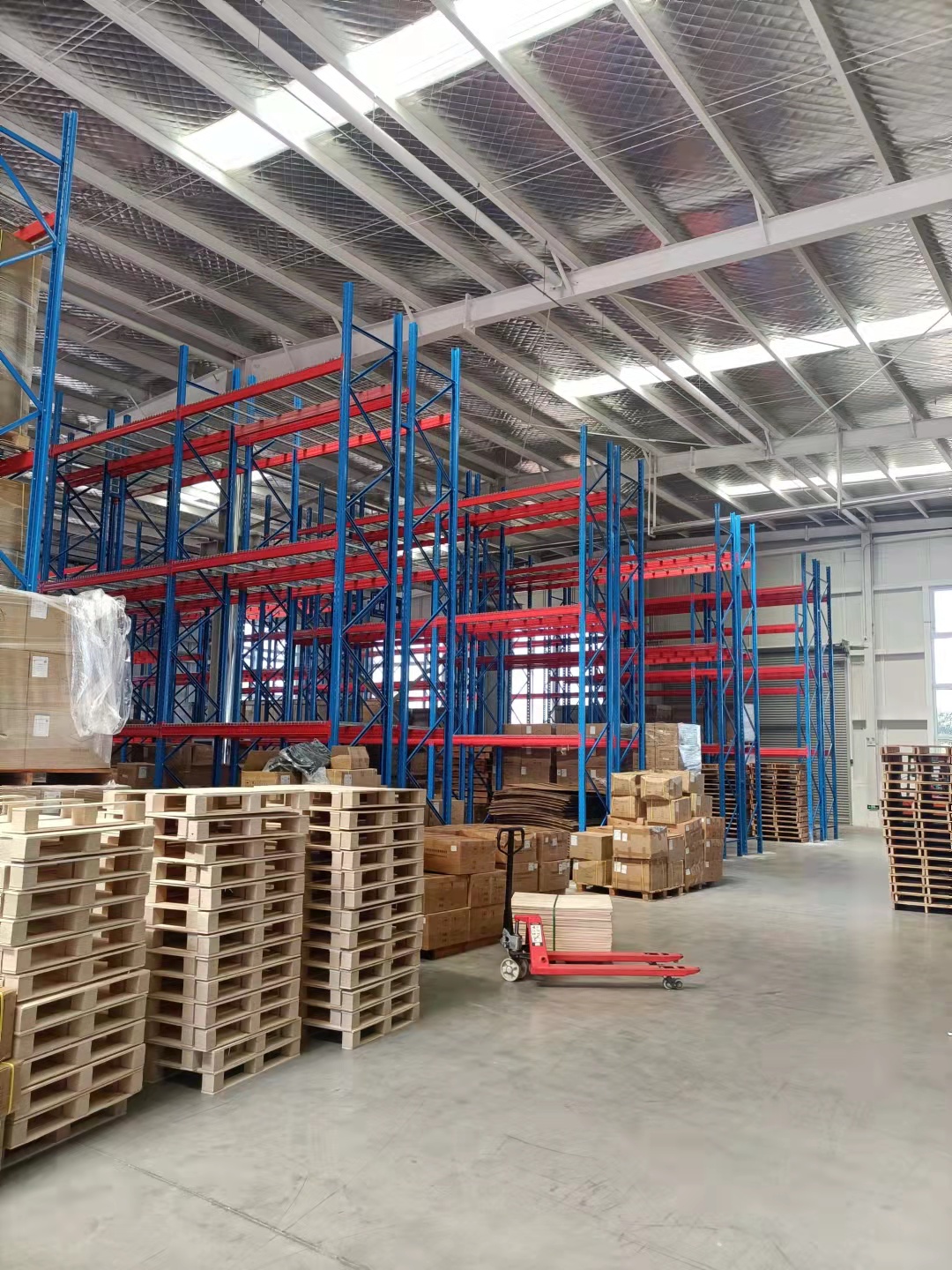Industrial Heavy Duty Cold Rolled Steel Selective Push-Back Pallet Shelving Units Corrosion Protection Space-Saving Pallet Rack