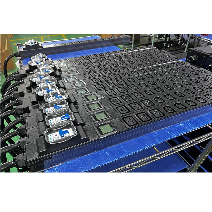 High-Performance 240V 30A Metered Rack Power Distribution Unit