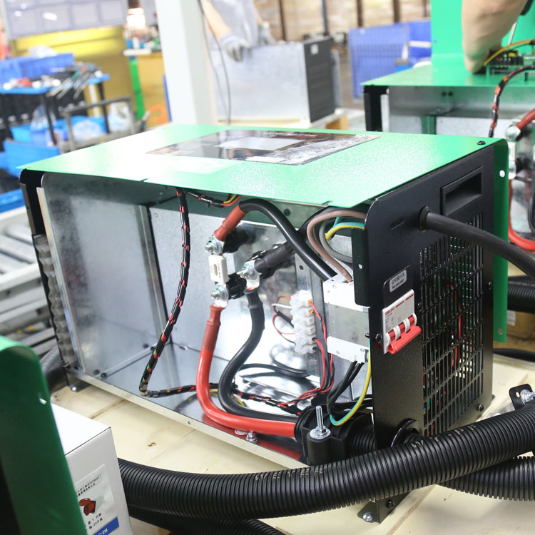 Rechargeable Industrial 100V 200A Three Phase Forklift Truck Lithium Battery Charger Czc7ep-D100V/200A with Display