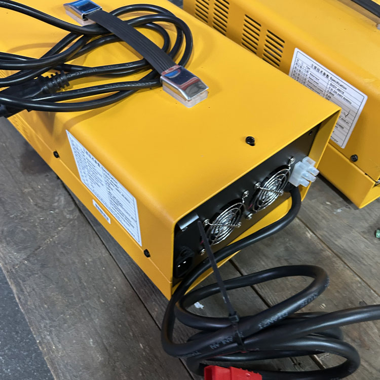 Lead Acid Battery Charger Czc7 12V 15 AMP 20A 25A High Frequency Charger for Golf Cart Forklift