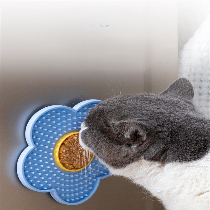 BPA Free and Non-Toxic Easy to Clean Promotes Slow Feeding Interactive Suction Cup Dog Cat Calming Silicone Pet Licking Mat