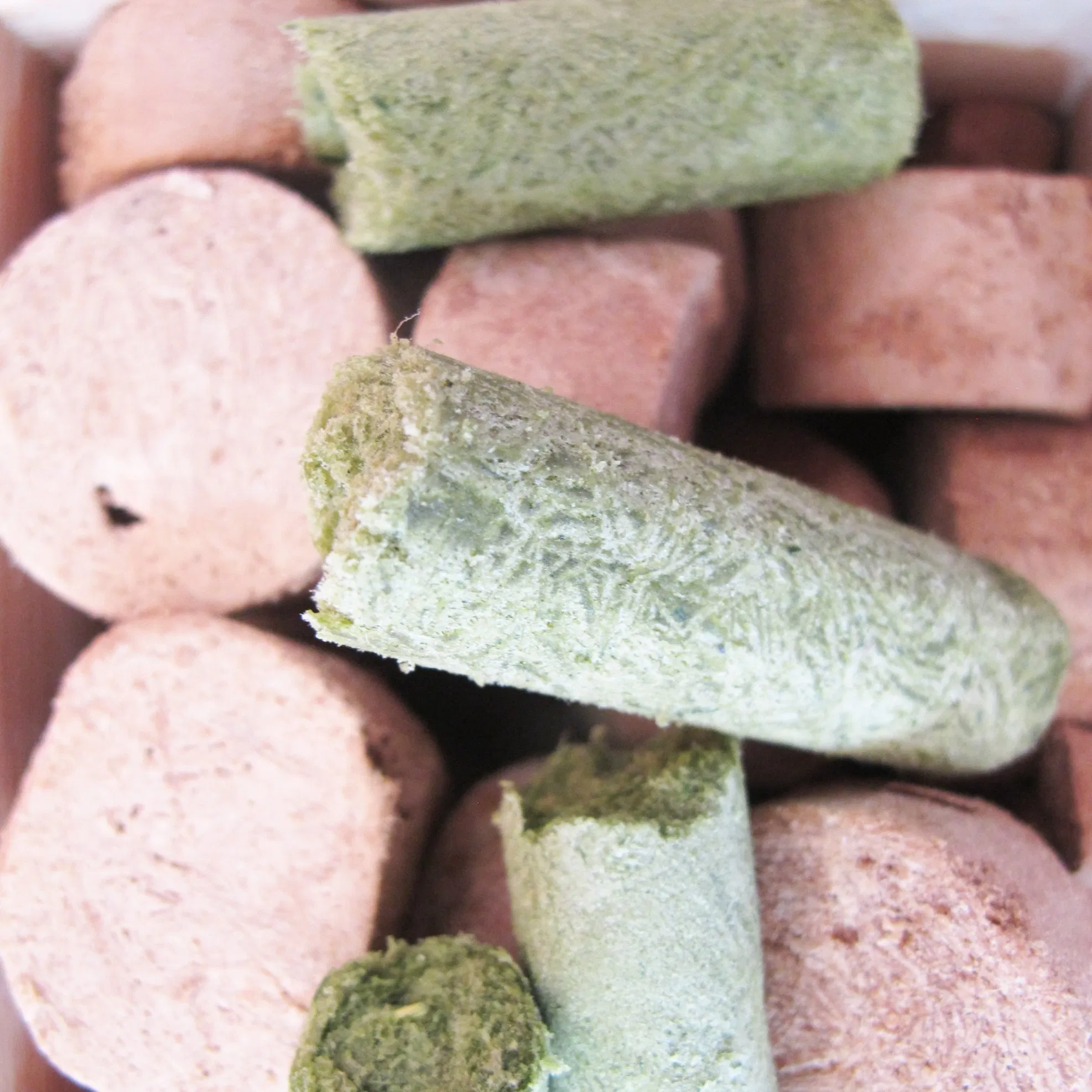 Custom Different Shapes Flavors Freeze-Dried Chicken Liver Granules Pet Food Dog Product Treat Cat Snack