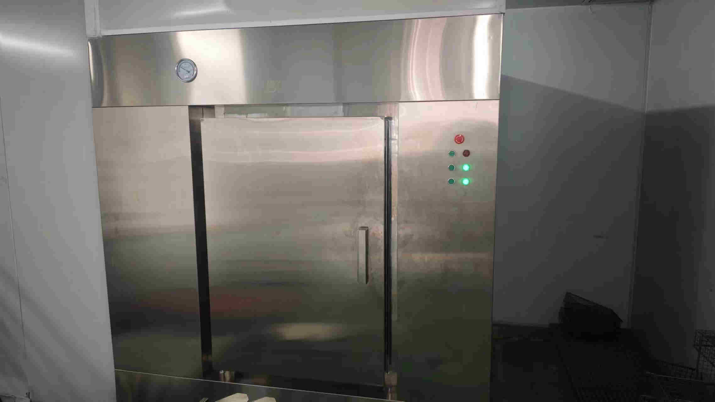 Contact lens packaging line in cleanroom environment