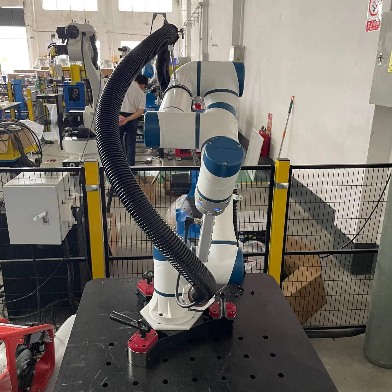 Easy to Adjust and Control Programmable Welding Robot for Welding Industry
