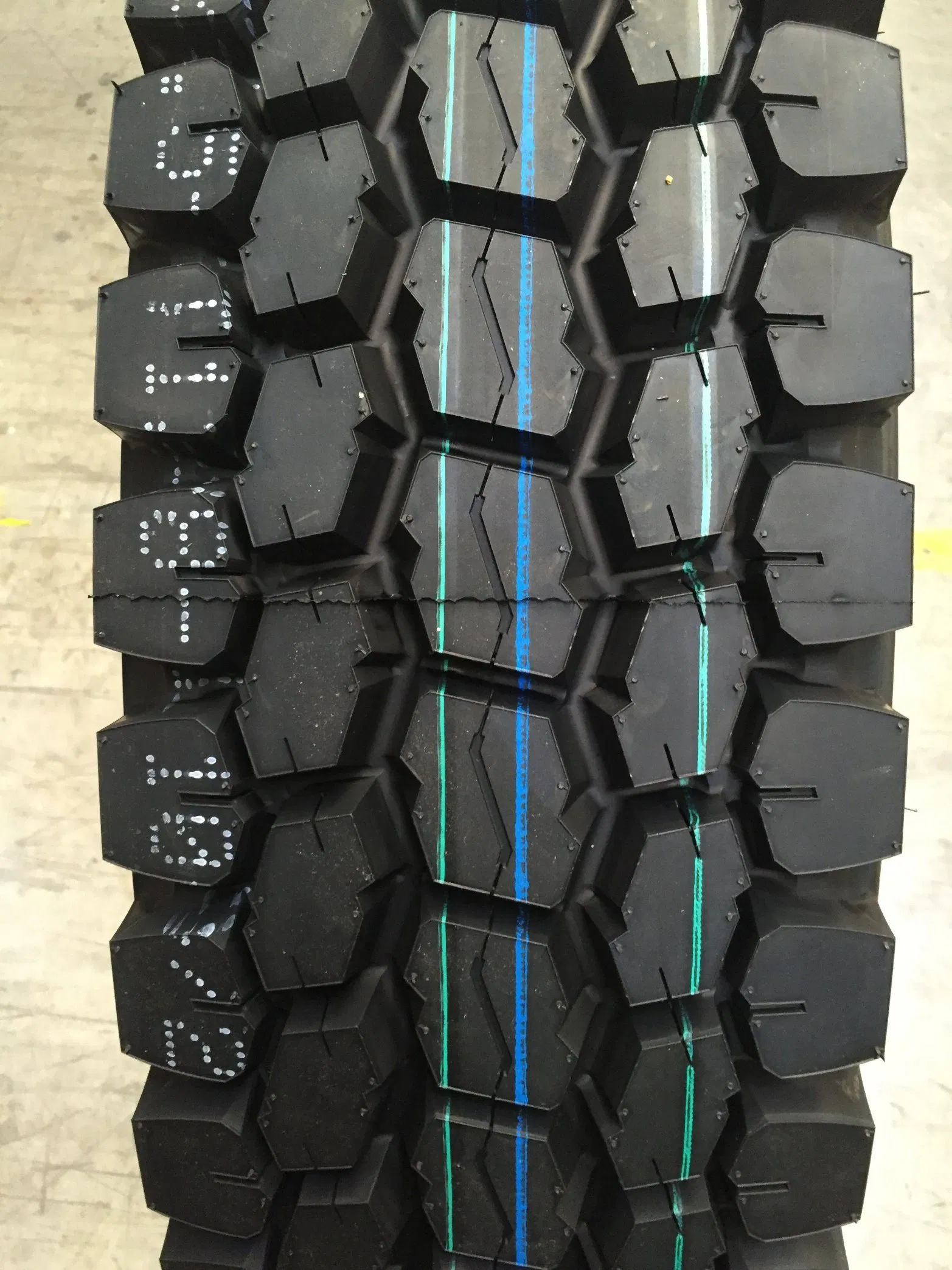 Y529 315/80r22.5 Truck Tires, on-off Road Tires, Brand Duraturn and Dynacargo, Top Quality and Competitive Price