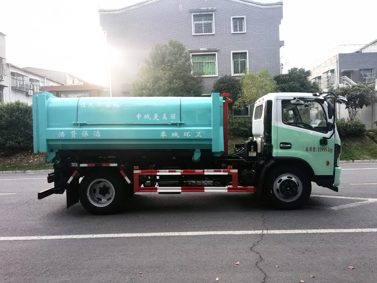Eco-Friendly DFAC Garbage Truck Production of Various Types of Garbage Trucks Factory Direct Supply Applicable to Urban Environmental Protection