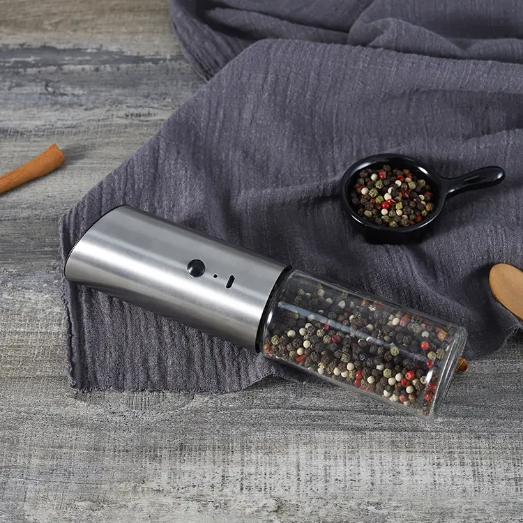 Classic straight pepper mill design