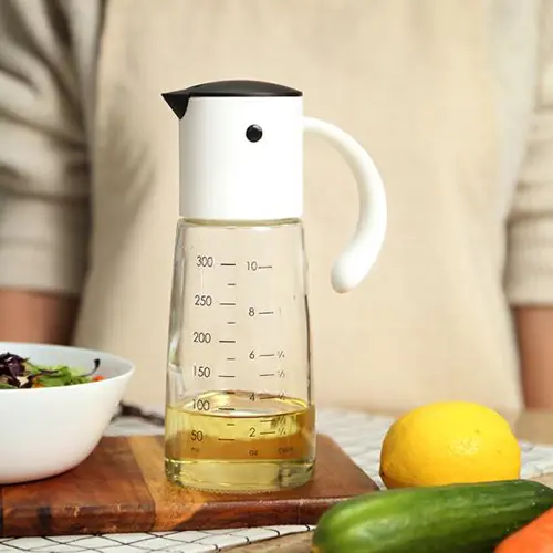 Oil and vinegar dispenser that precisely controls oil with no leakage