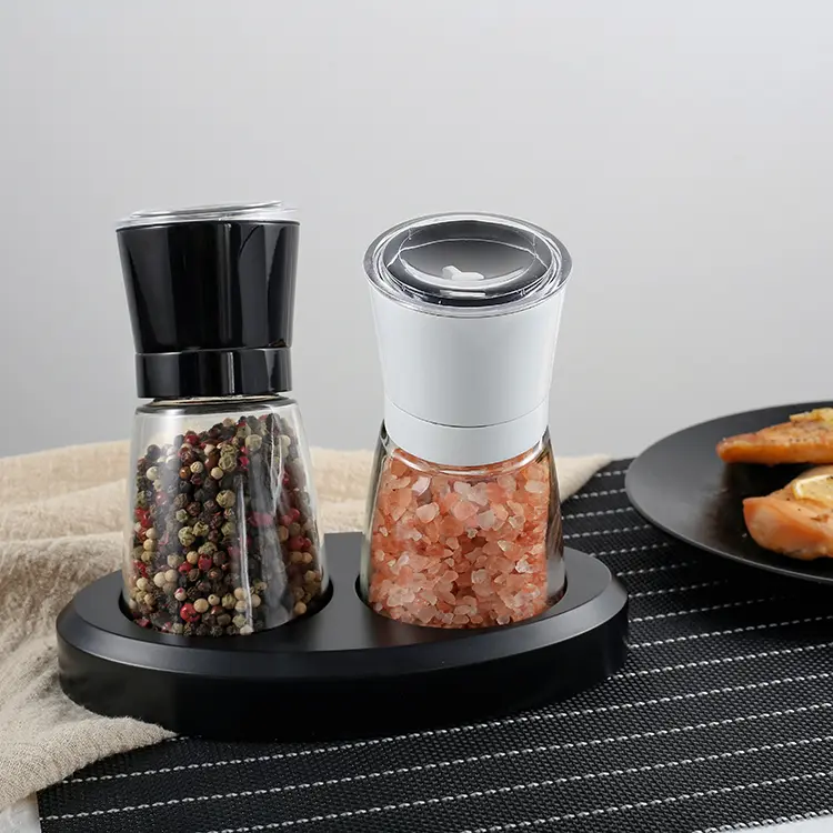 Classic salt and pepper mill set
