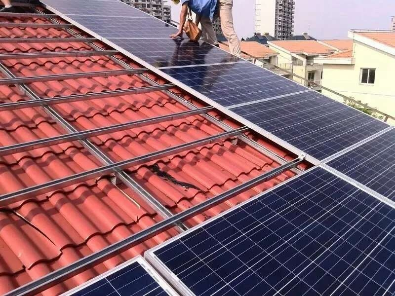 Sistema Solar Híbrido Sistema de Energia Solar de Alta Eficiência 12kw 15kw 20kw 30kw Saída Trifásica para Armazenamento de Energia Residencial