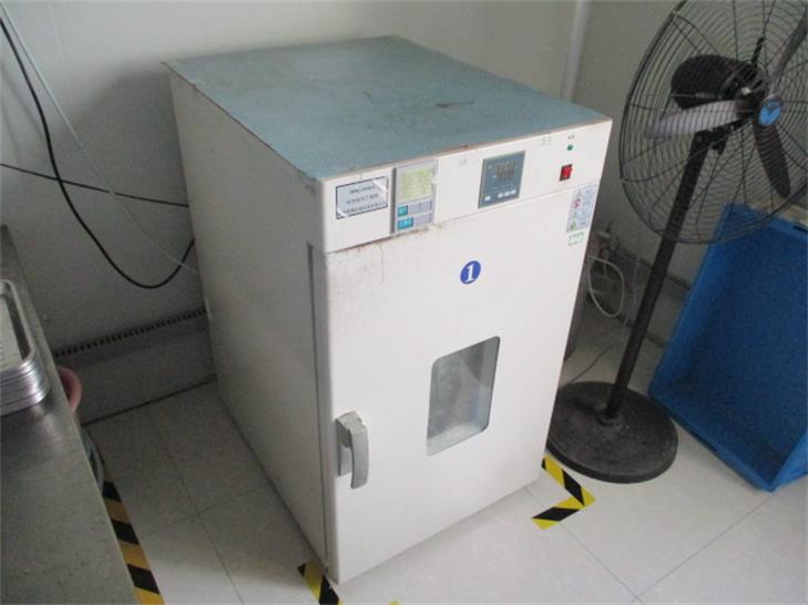 UV curing process — polymerization of contact lens monomers under controlled UV light