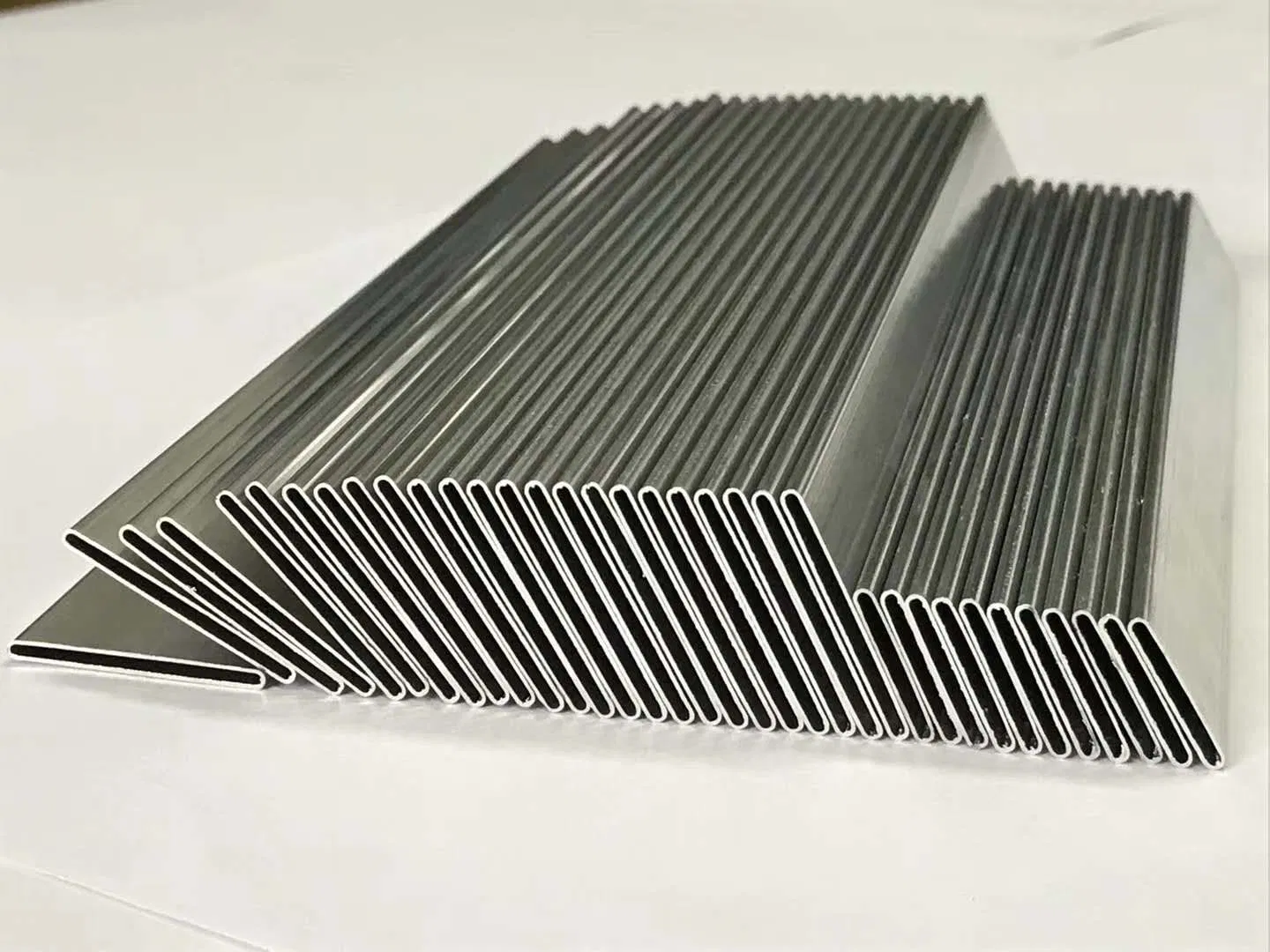 Tubo de aluminio soldado de alta frecuencia directo de fábrica para radiador de vehículo de nueva energía