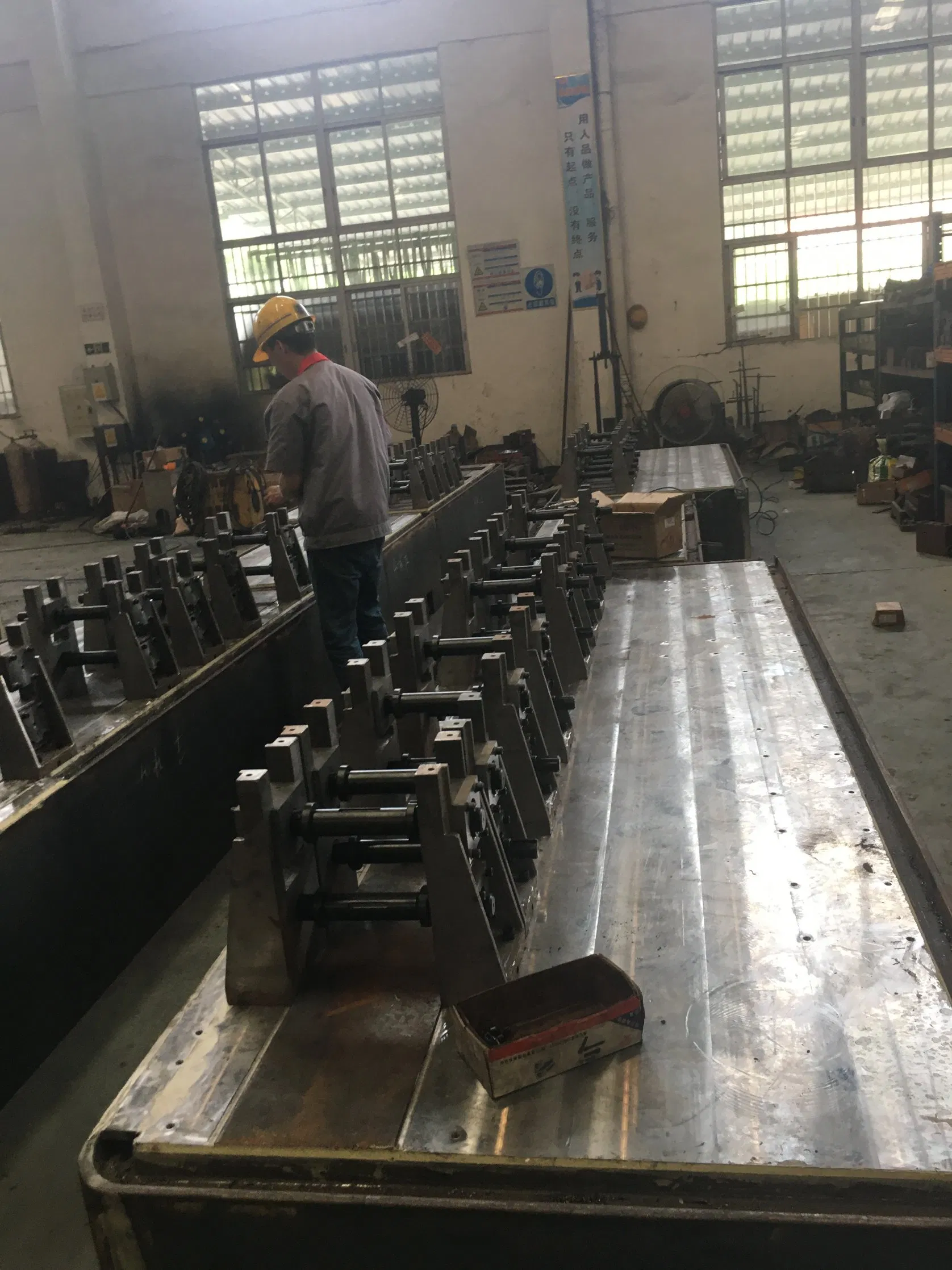 Cambio de moldes de molino de tubos de acero de Foshan Yongjian en molino de laminación en frío