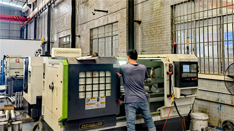 Operación de torno CNC para piezas de alta precisión en Chunyuan