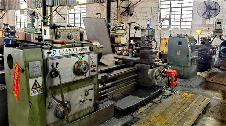 Torno CNC de alta precisión en planta de fabricación de equipos para tuberías