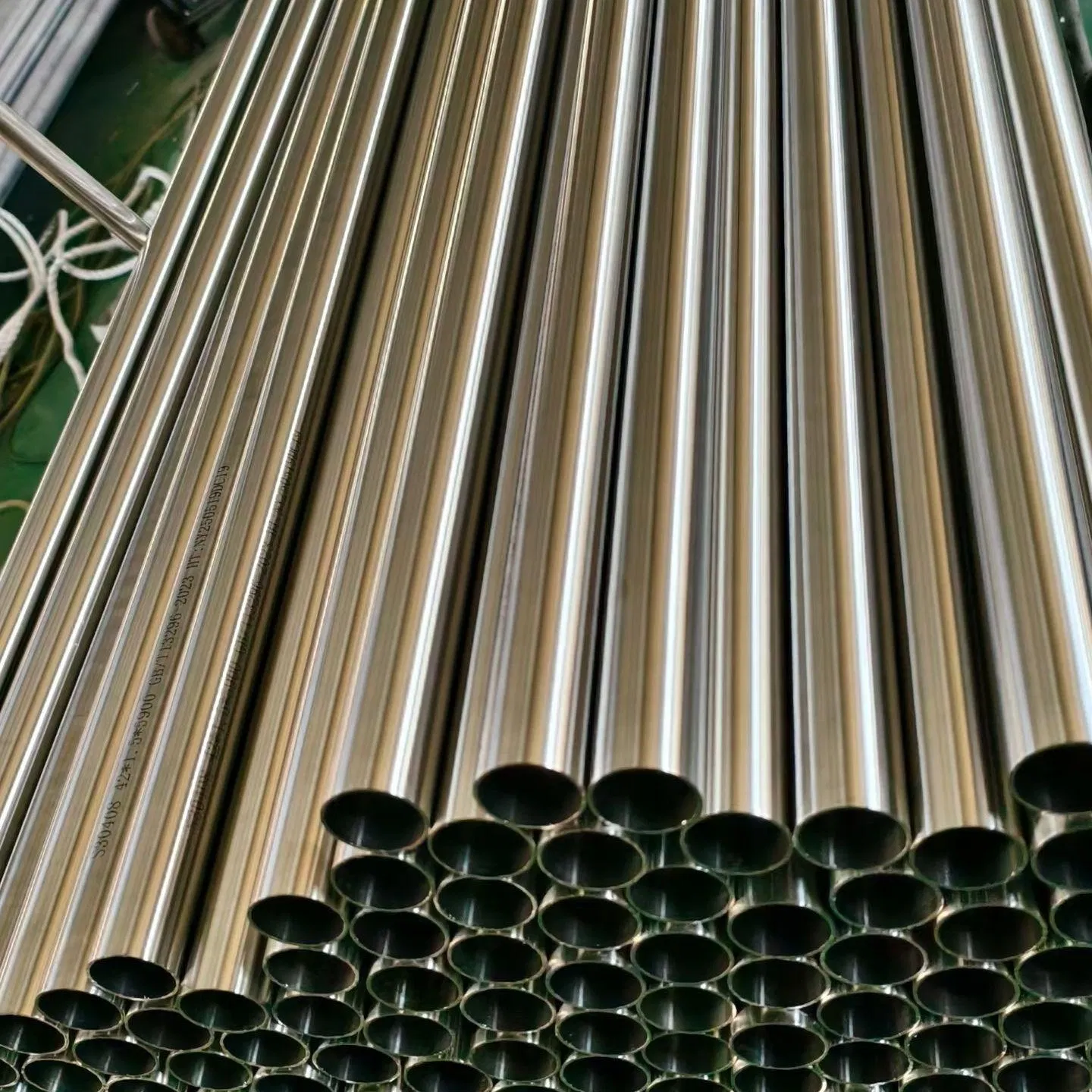 Tubo Redondo de Acero Inoxidable SUS de Alta Calidad 304 316L Pulido Espejo 600 Grano para Uso en Construcción y Arquitectura
