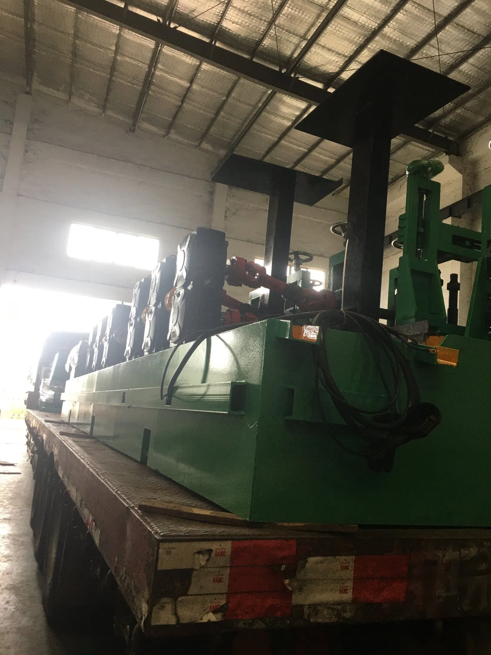 Cambio de moldes de molino de tubos de acero de Foshan Yongjian en molino de laminación en frío