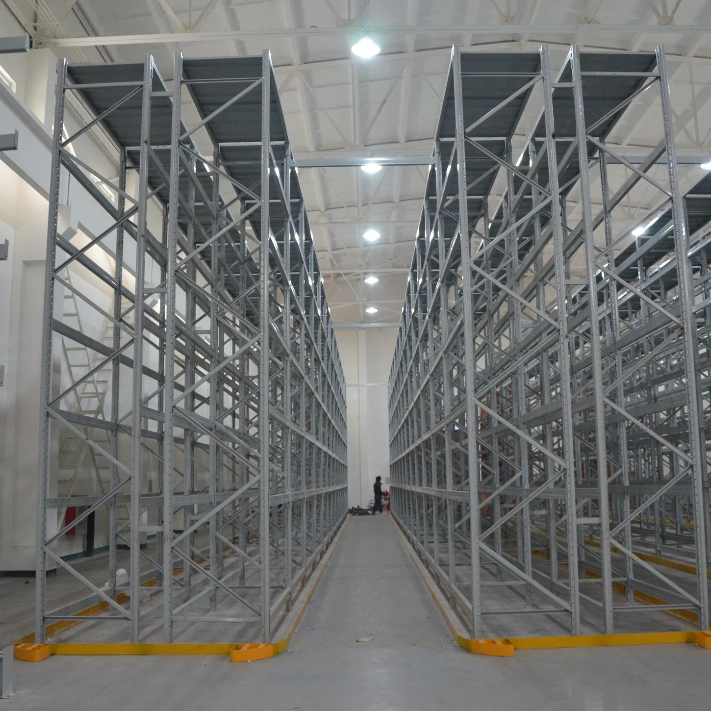 Selective Vna Pallet Rack for Warehouse Storage with Very Narrow Aisles