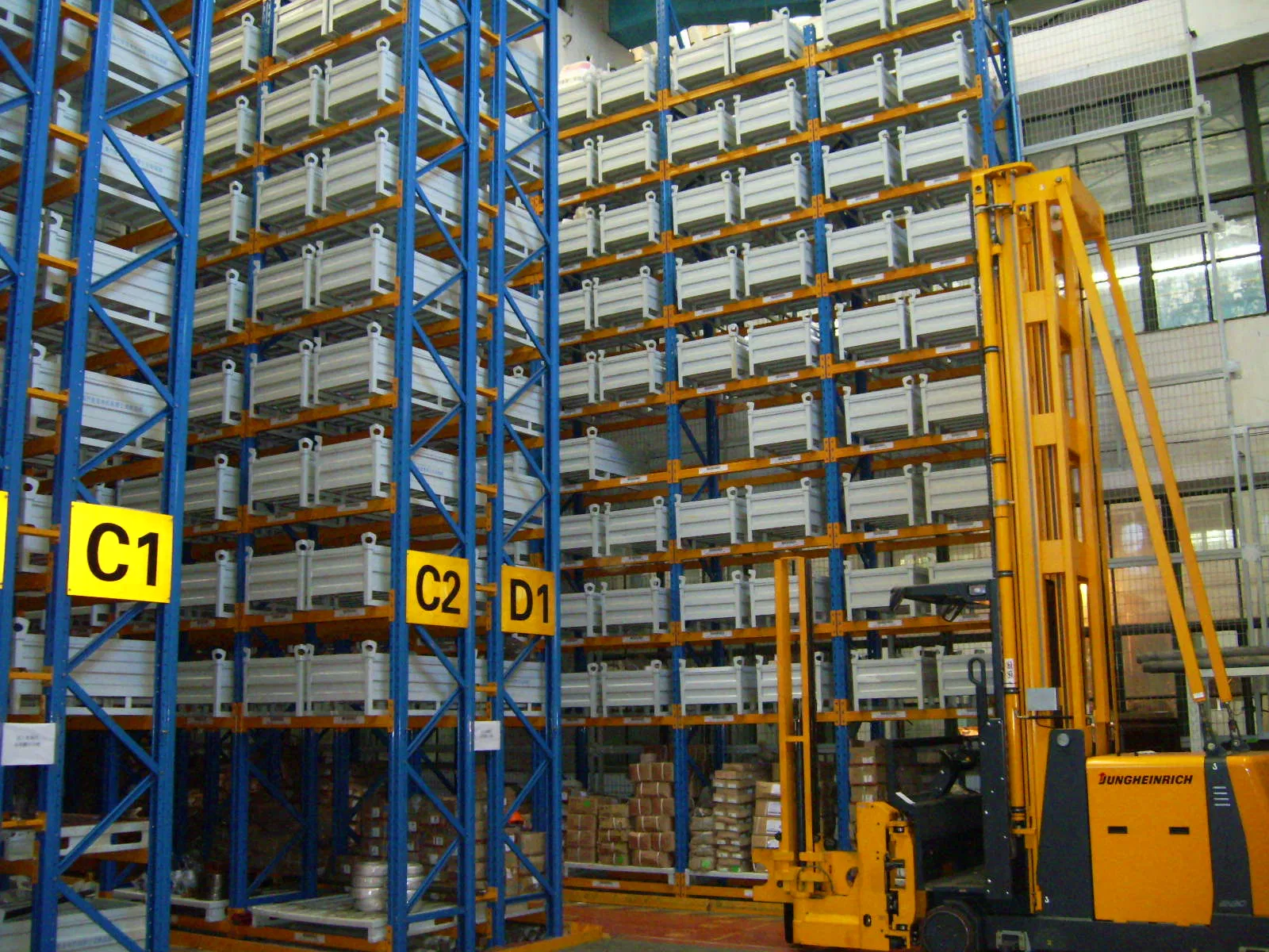 New Tech Narrow Aisle Rack Very Narrow Warehouse Storage Pallet Shelves Vna Racking for Selective Density Stacker Racks