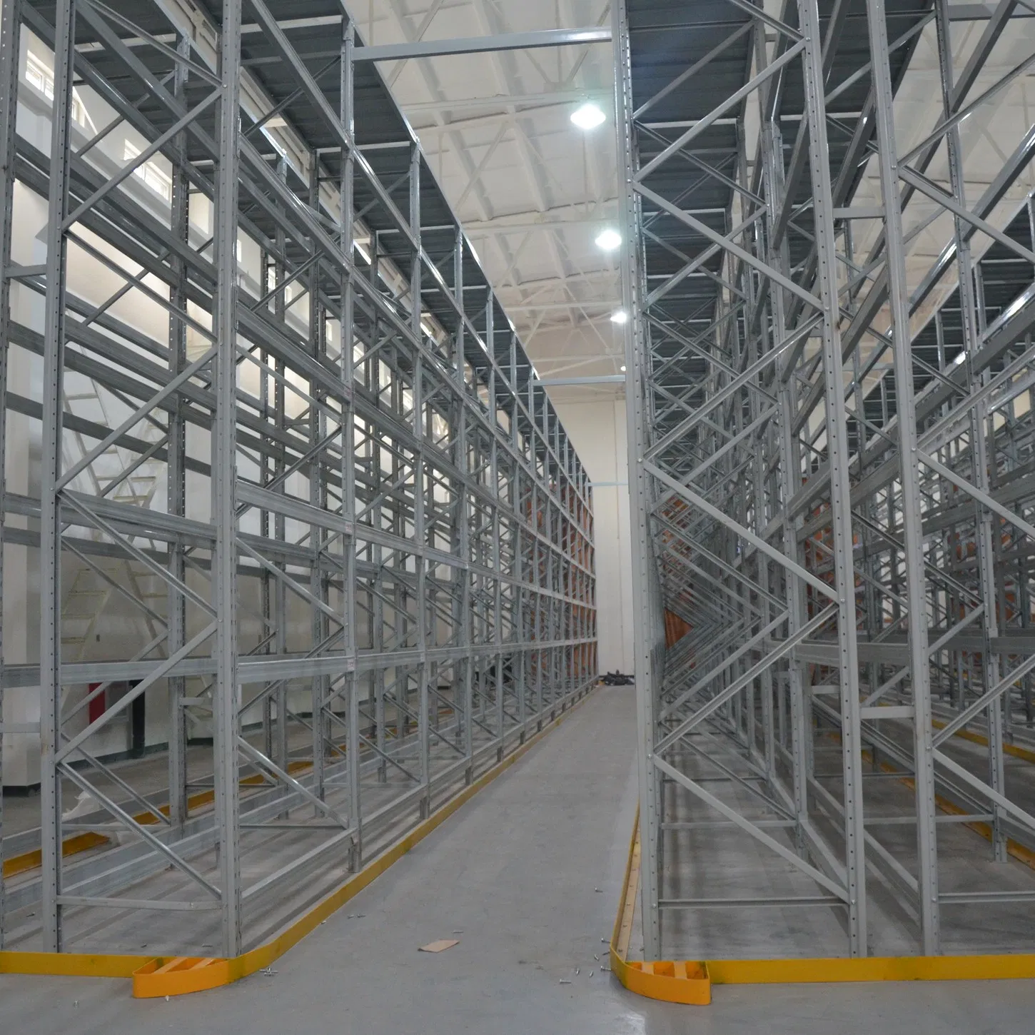 Selective Vna Pallet Rack for Warehouse Storage with Very Narrow Aisles