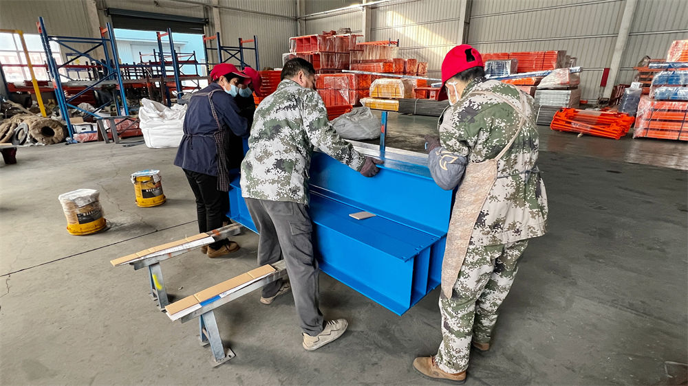 Quality inspection and professional packing of finished warehouse racks for export