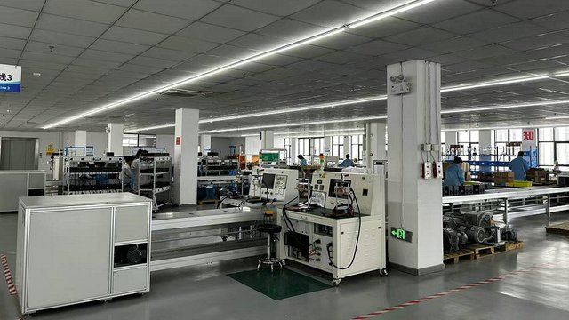 Inversores comerciais de alta tensão instalados em usina industrial de telhado