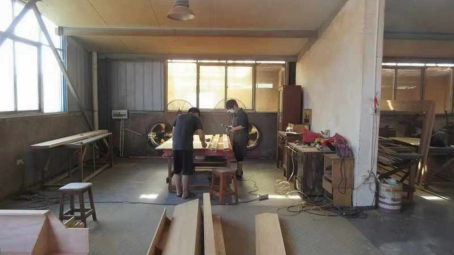 عملية الصنفرة والتلميع الدقيق لأثاث Cirro Home