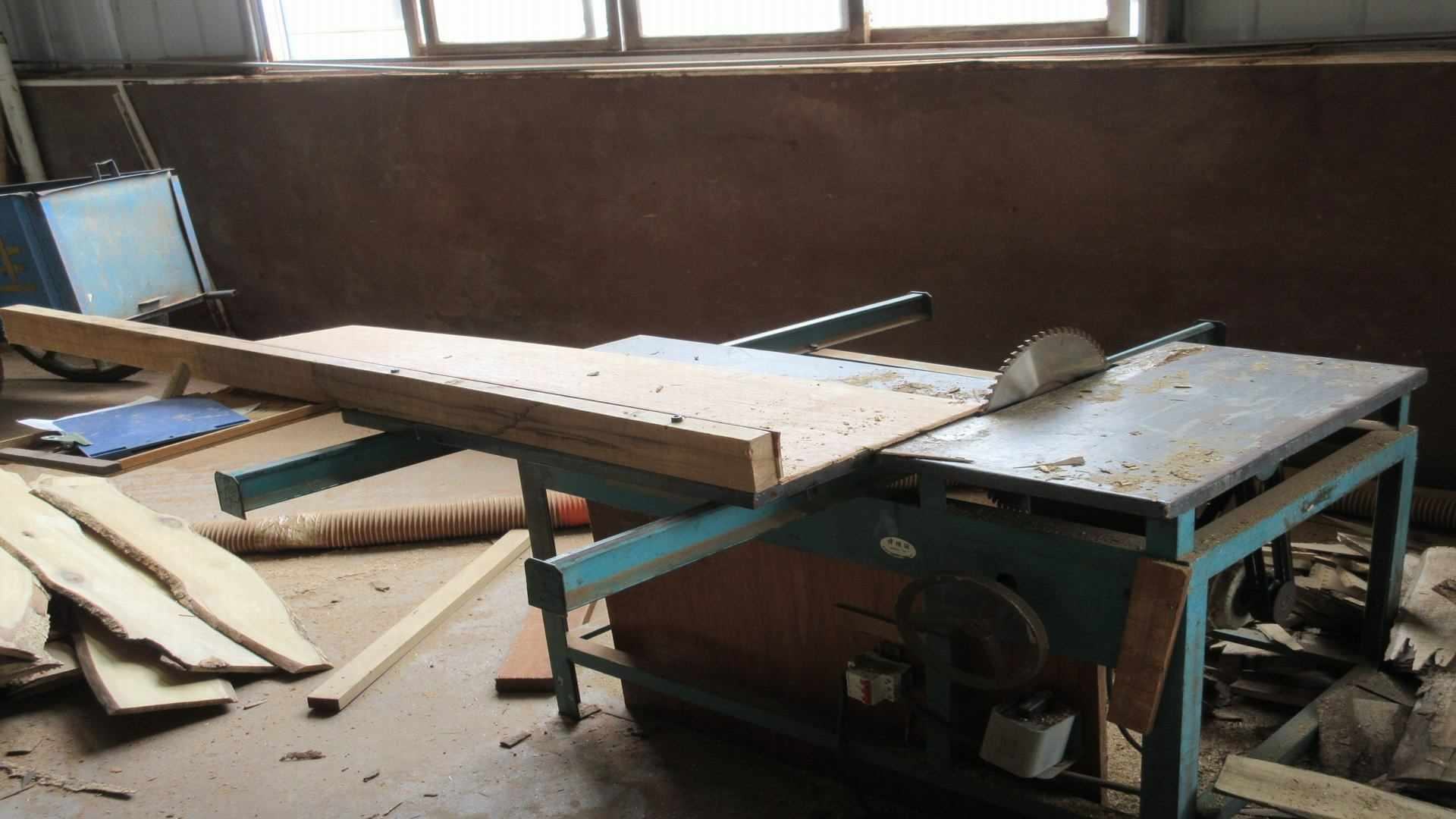 المنشار الدائري Circular Saw في مصنع Cirro Home للأثاث