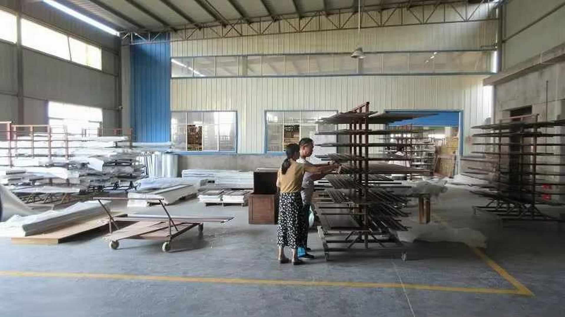 تغليف أثاث Cirro Home باحترافية عالية استعداداً للشحن الدولي