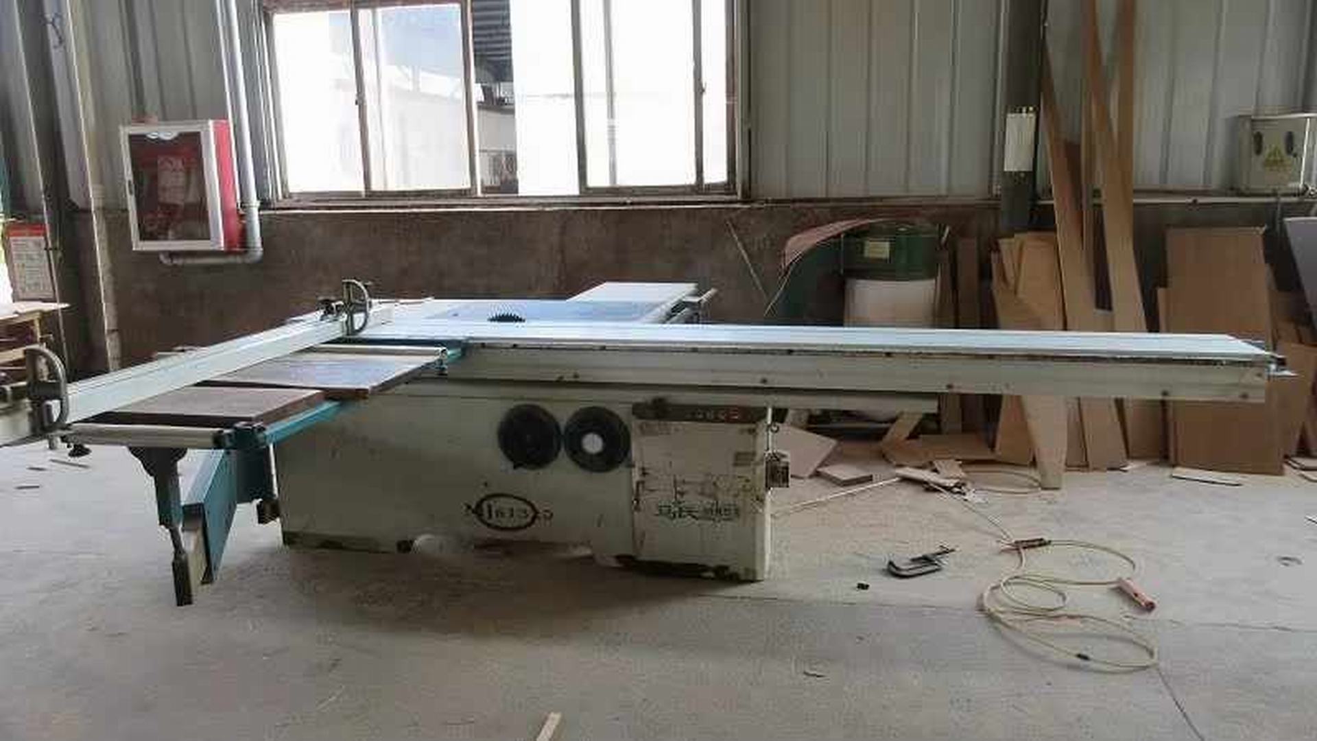 منشار الطاولة المنزلق Sliding Table Saw في مصنع Cirro Home