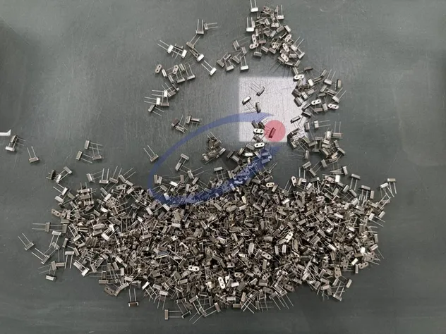 OEM Small Size Seam Seaming 2pin Xtal Oscillator SMD1610 2016 3215 7015 8038 6PF 12.5PF 7PF 9PF MHz 32.768kHz Tuning Fork Crystal Resonator for Watch Meter PCB