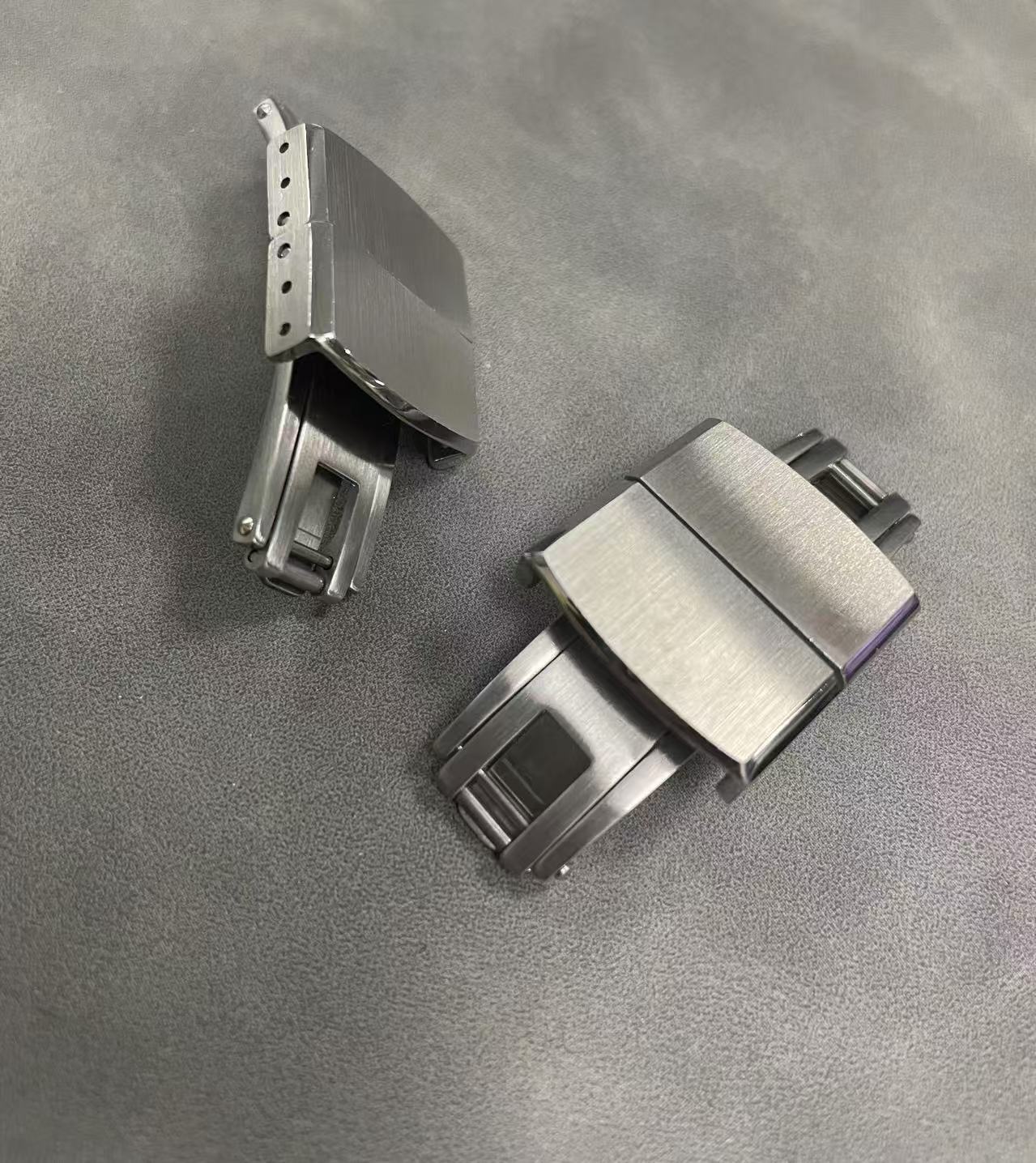 Strap buckle variant