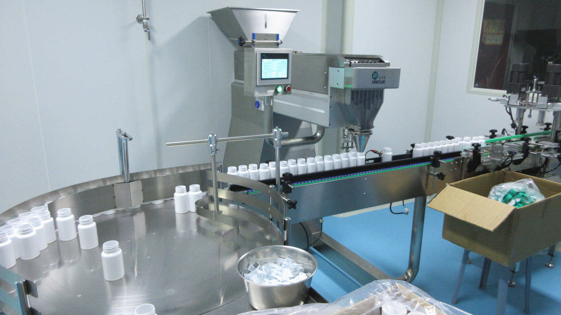 خط إنتاج التعبئة والتغطية الأوتوماتيكي الكامل للزجاجات في مصنع CJM Biotech