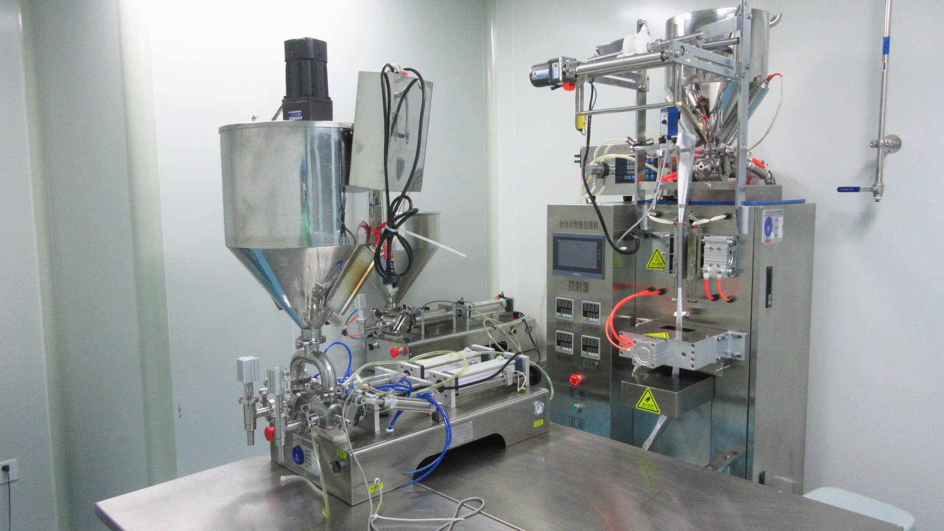 ماكينة تعبئة السوائل في مصنع Xi'an CJM Biotech