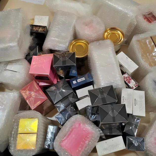 عطر خاص برائحة زيوت عطرية