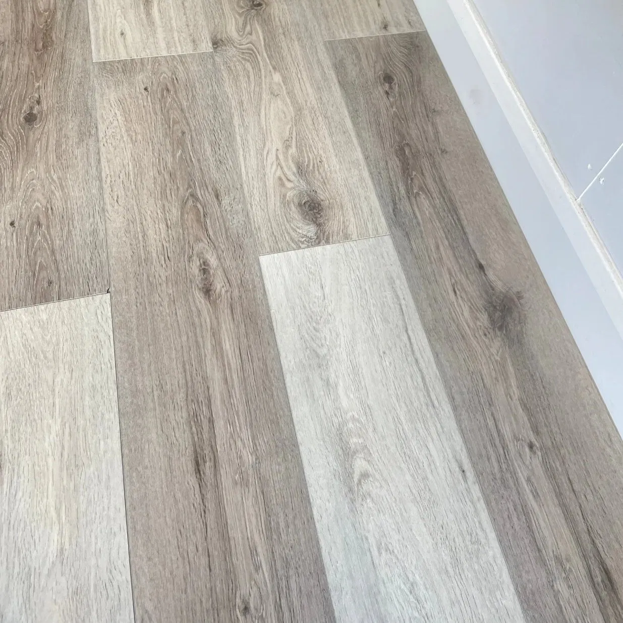 High-Quality Spc Hybrid Click System Light Grey Oak Wood Effect Waterproof Luxury PVC Vinyl Rigid Flooring Planks