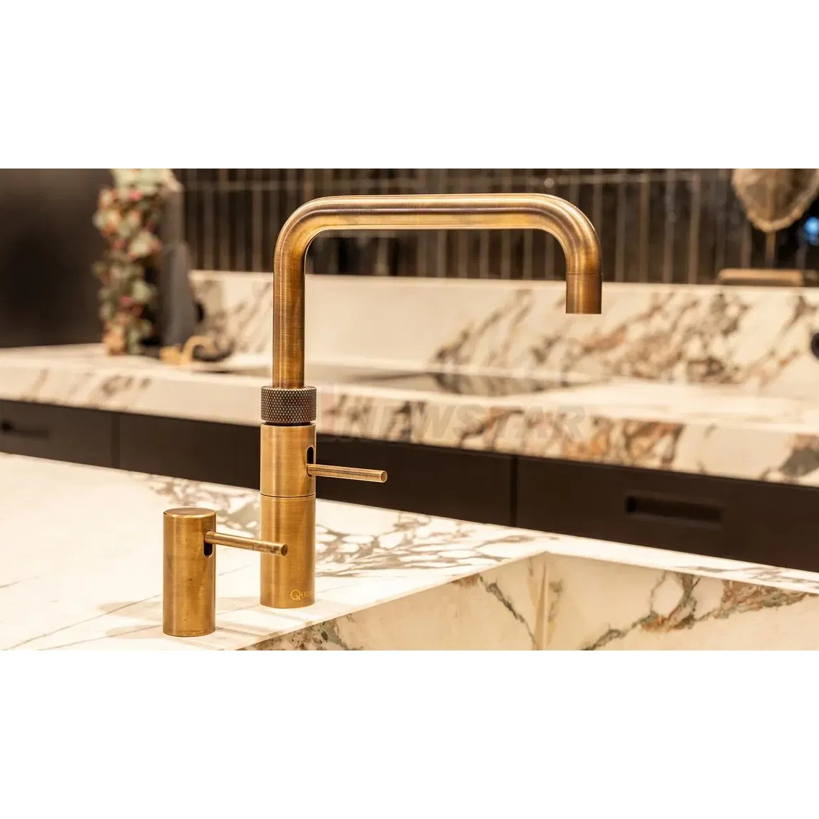 Newstar Hot Sale Natural Quartz Cabinet Countertops Calacatta Viola Marble Stone Countertop Kitchen Island Worktop Vanity Tops