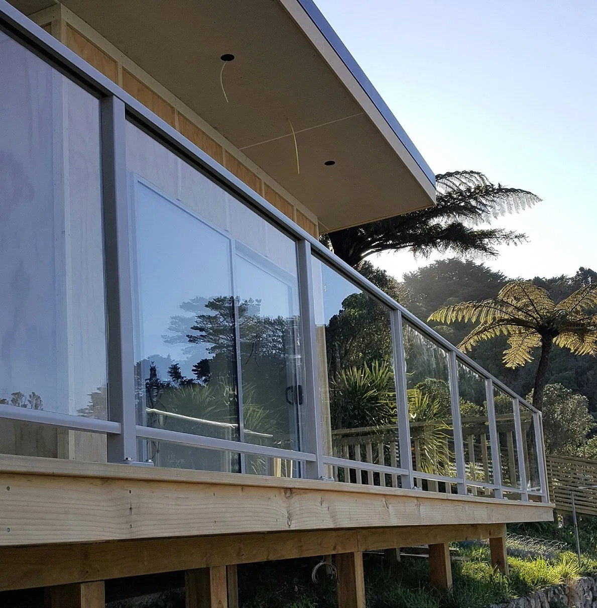 Customized Aluminum/Wrought Iron Tempered Glass Handrail Glass Balustrade Railing with Ce