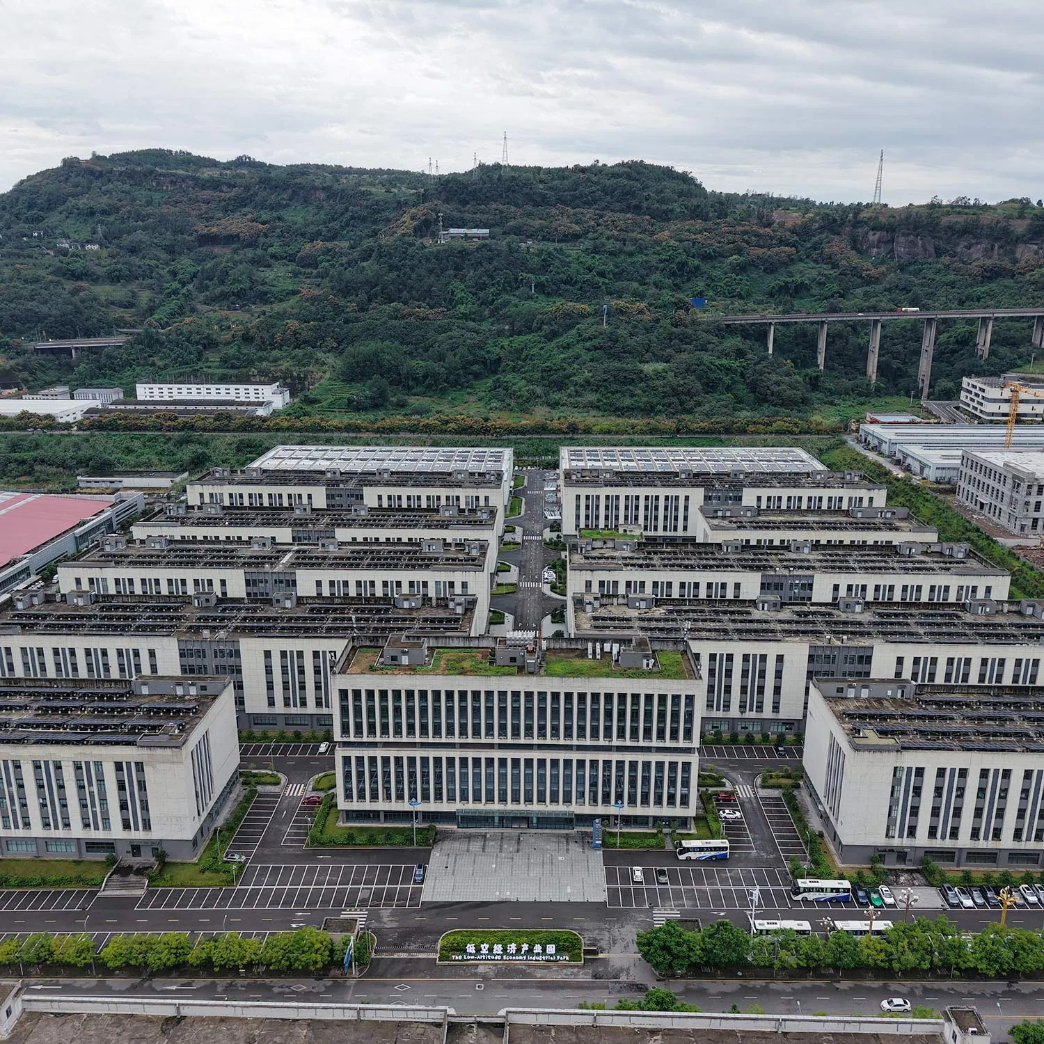 Cutting-Edged Smart LED Street Light Mulfifunctional Pole Integrated with Trafic Signs CCTV Camera WiFi LED Screen Charging Pile