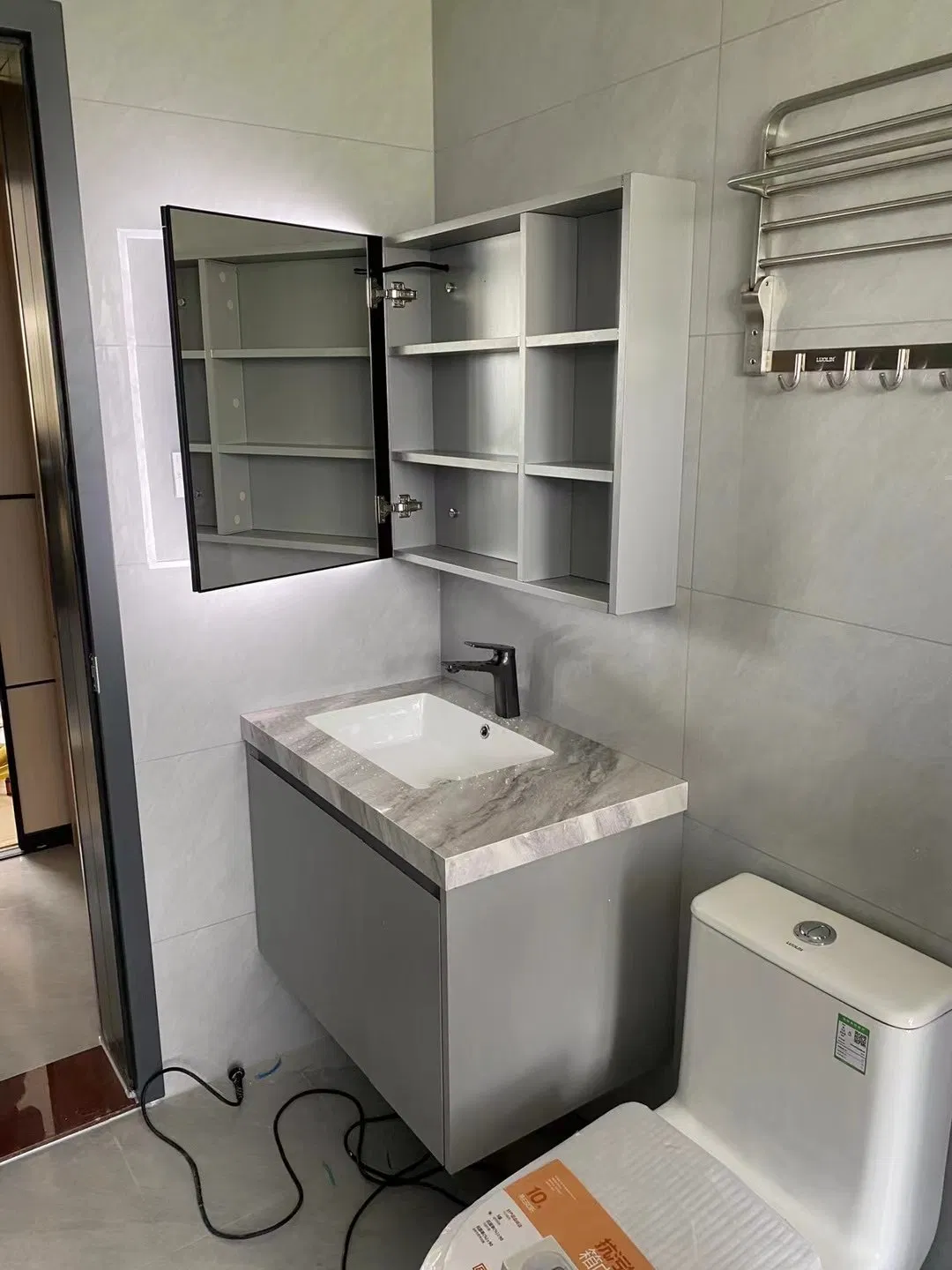 Waterproof All Aluminum Bathroom Vanity Unit Lcx6207A with Mirror Cabinet and Ceramic Sink