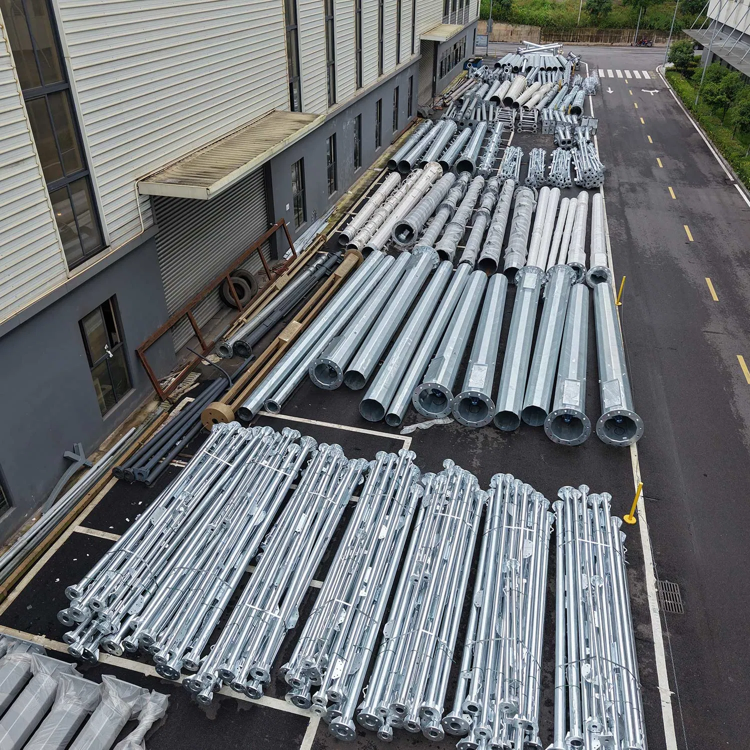 Cutting-Edged Smart LED Street Light Mulfifunctional Pole Integrated with Trafic Signs CCTV Camera WiFi LED Screen Charging Pile