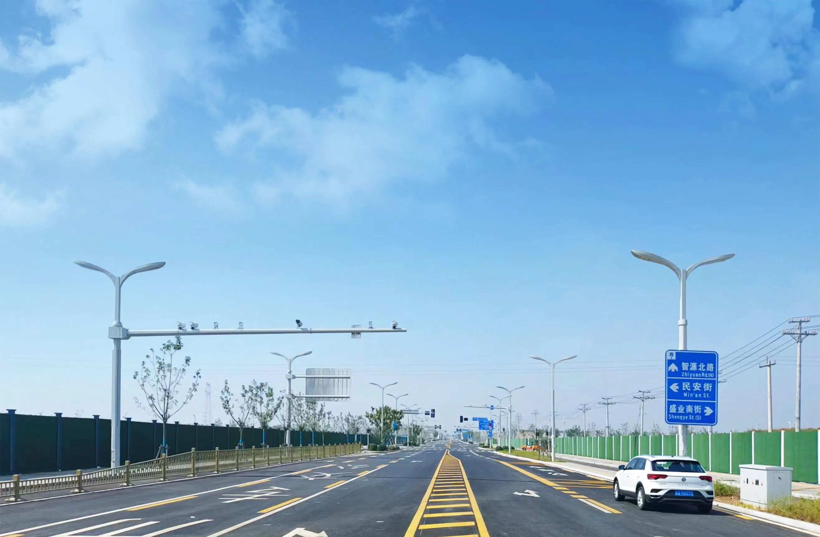 Cutting-Edged Smart LED Street Light Mulfifunctional Pole Integrated with Trafic Signs CCTV Camera WiFi LED Screen Charging Pile