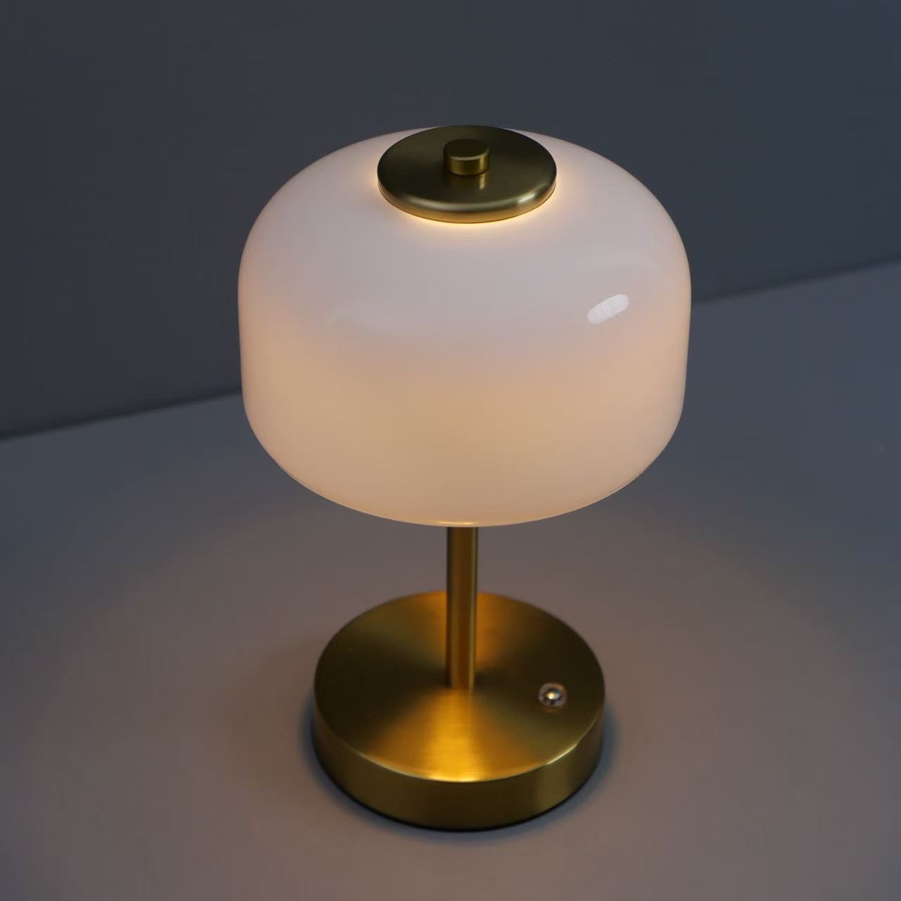 Ironware Mushroom Night Light Touch-Charging Cordless Battery Powered LED Adjustable Desk Lamp Modern Design Bedroom Decoration