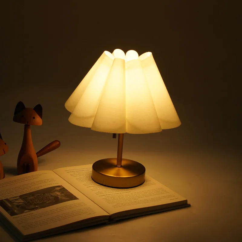Light Luxury DC Fabric Iron Table Lamp with Battery for Bedroom Hotel Coffee Shop Bar Use